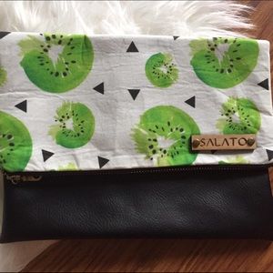 📦📬SOLD🎉 Salato kiwi print fold over clutch