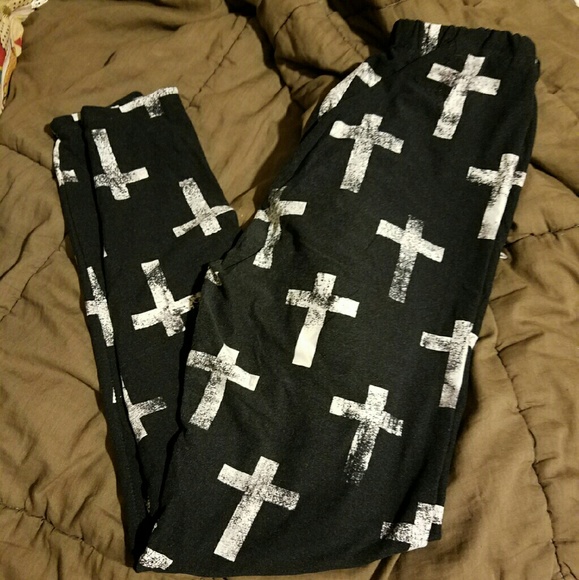 Cross black and white leggings. Buskins