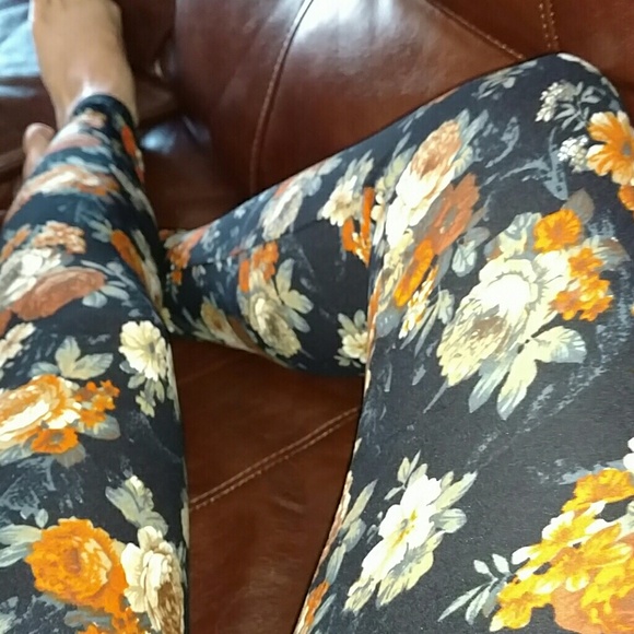 Available in NEW LISTING 🎃 Fall Floral Leggings - Picture 2 of 3