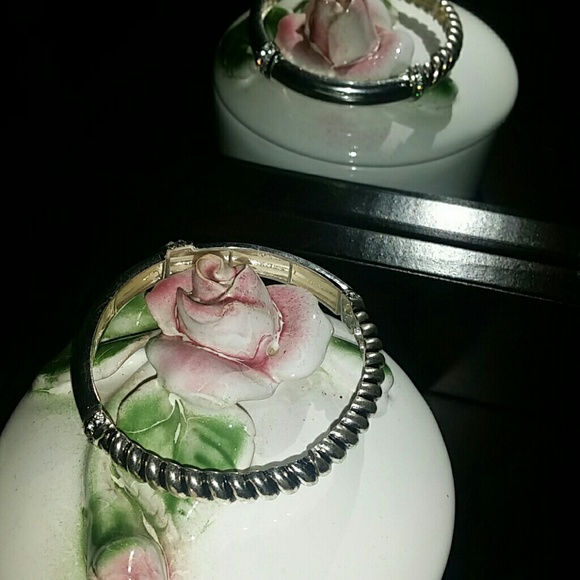 💄💋Nordstrom bangle bracelet😻👛👠👜 - Picture 2 of 4