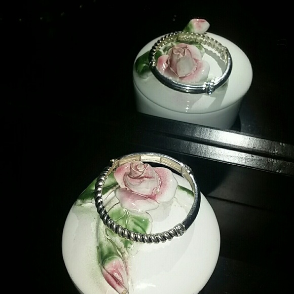 💄💋Nordstrom bangle bracelet😻👛👠👜 - Picture 3 of 4