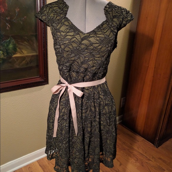 Mod cloth beautiful hunter green lace dress