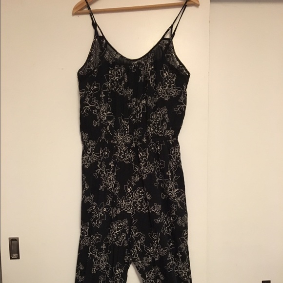 American Eagle - Black floral romper!