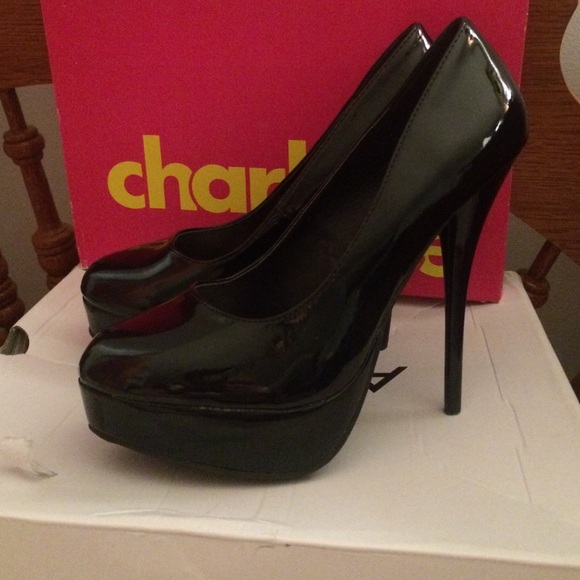 Black pumps
