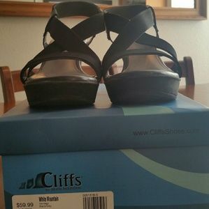 Black strappy wedge reels