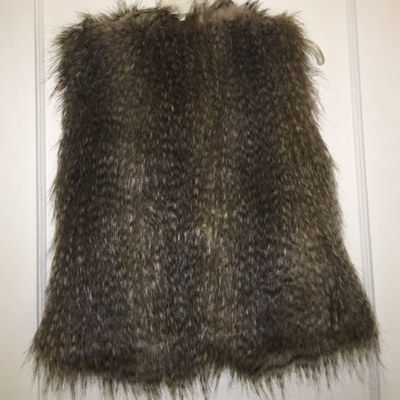 🎉CLEARANCE🎉 faux fur vest - Picture 2 of 4