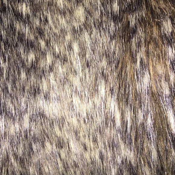 🎉CLEARANCE🎉 faux fur vest - Picture 3 of 4