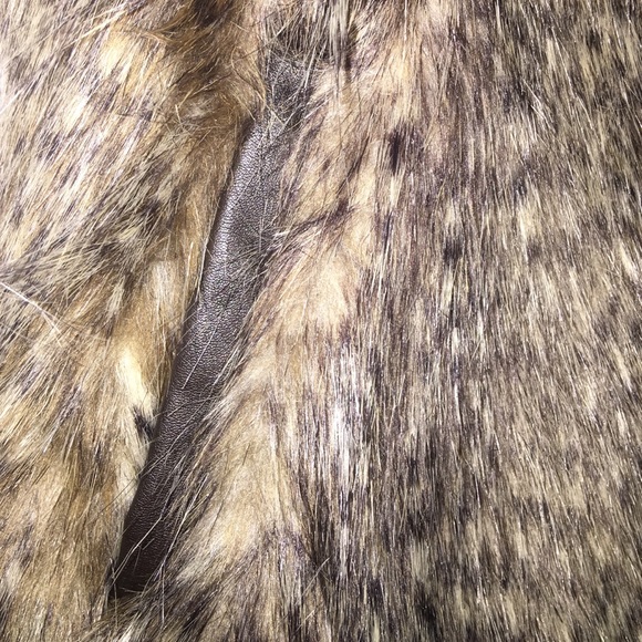 🎉CLEARANCE🎉 faux fur vest - Picture 4 of 4