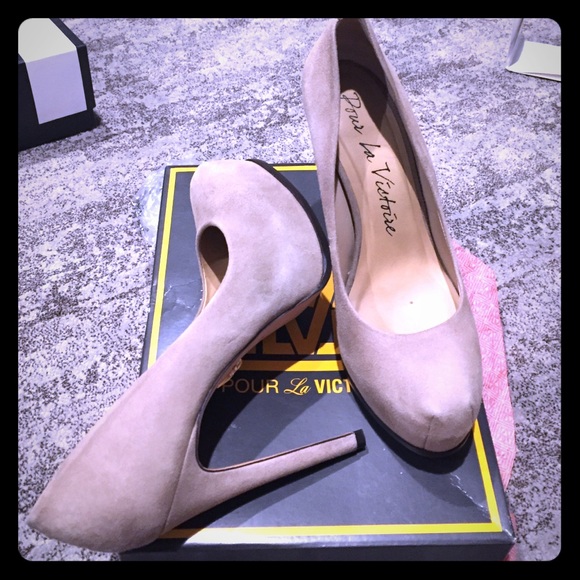 Pour La Victorie platform suede heels sz 8