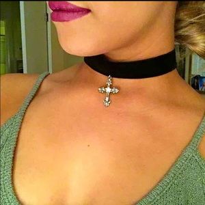 Cross choker