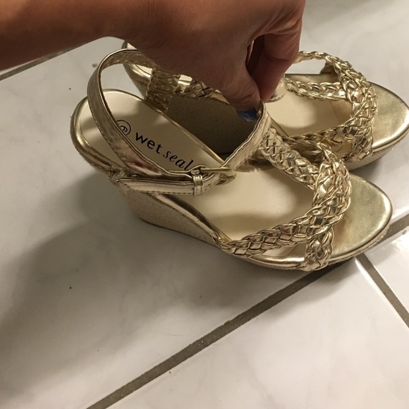 Pretty gold wedges size 6