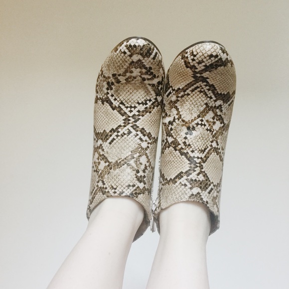 clmayfae Shoes - ▪️CLEARANCE *LAST1* Snake Print Ankle Booties