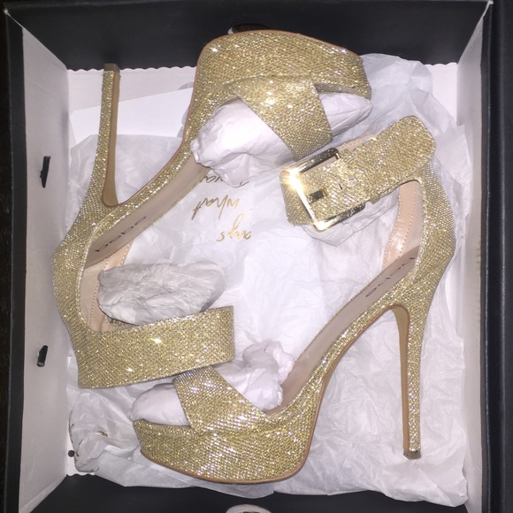 Bebe Karrie gold heels ❤️