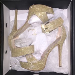 Bebe Karrie gold heels ❤️