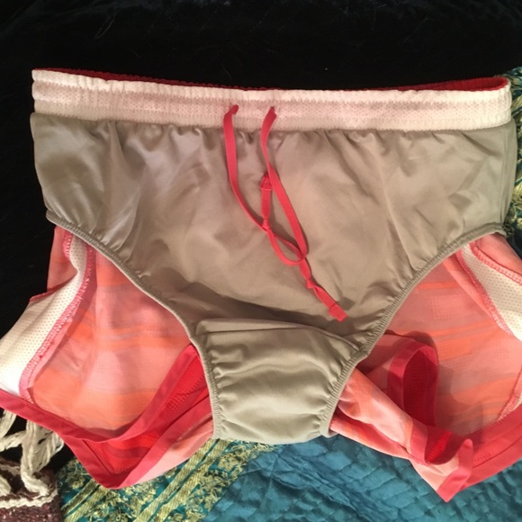 Nike red stripe design running shorts with liner S - Picture 3 of 3