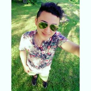 Meet your Posher, Alexes