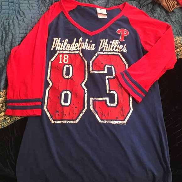 Phillies V neck 3/4 sleeve shirt ladies M