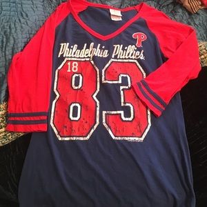 Phillies V neck 3/4 sleeve shirt ladies M