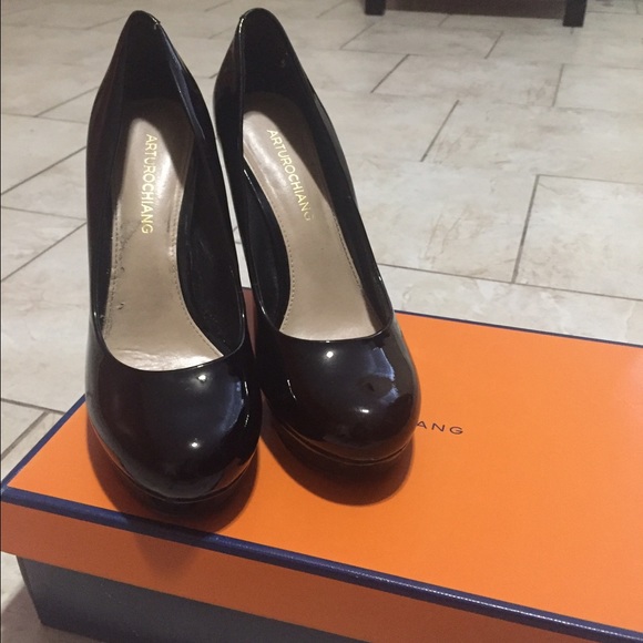 Arturo Chiang Closed Toe Heels - Black