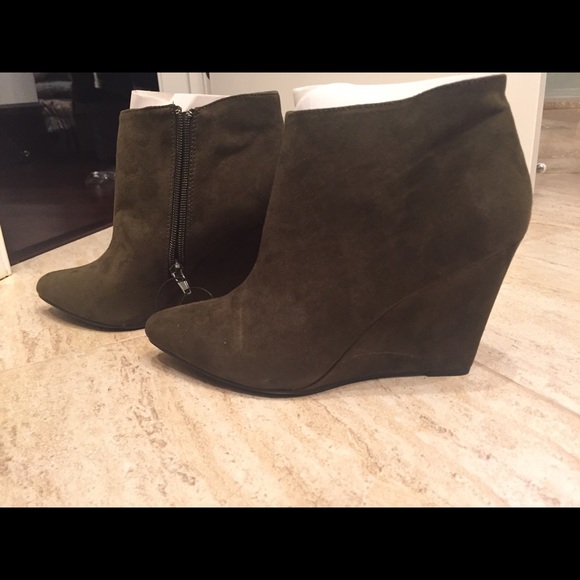 Forever 21 olive green suede ankle booties Sz 8