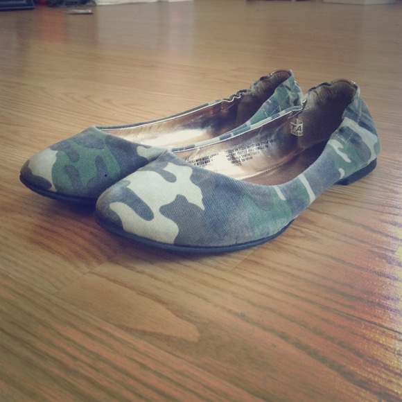 SOLD: Army fatigue flats - Picture 1 of 3