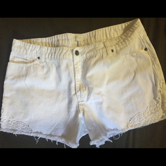 White Detailed Forever 21 Denim Shorts