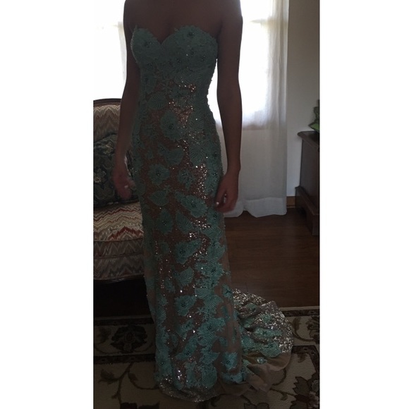 SHERRI HILL BRAND NEW WORN ONCE SIZE 2 PROM DRESS