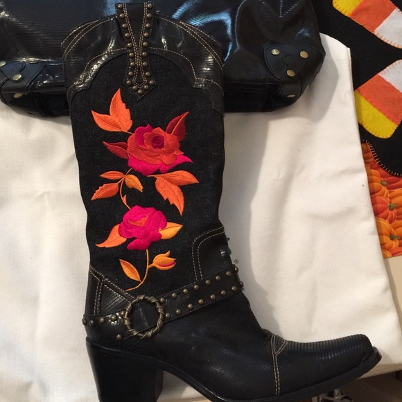 J Renee embroidered cowboy boots size 8 1/2