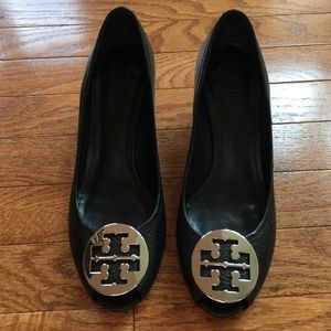 Tory burch black and silver wedges