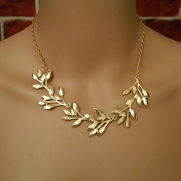 Jewelry - Flash Sale! Multi Leaf Chain Necklace