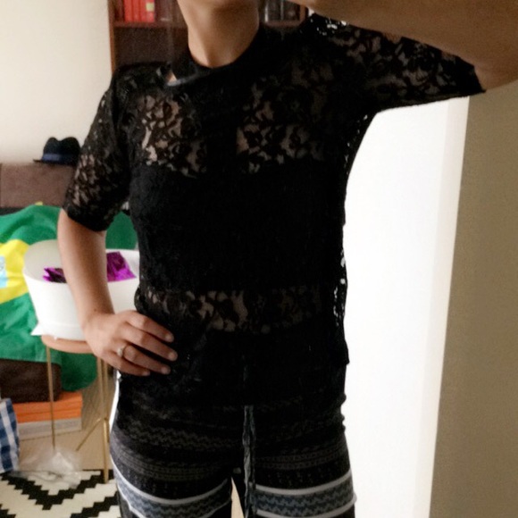 Lace shirt sleeve shirt