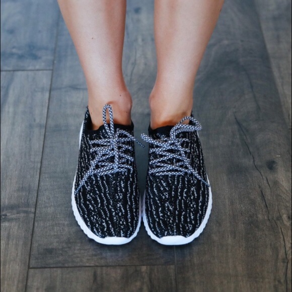 ▪️CLEARANCE *LAST1* Speckled Sneakers - Picture 3 of 3