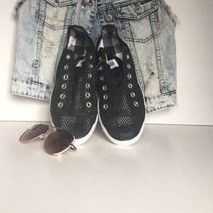 Black no lace mesh converse