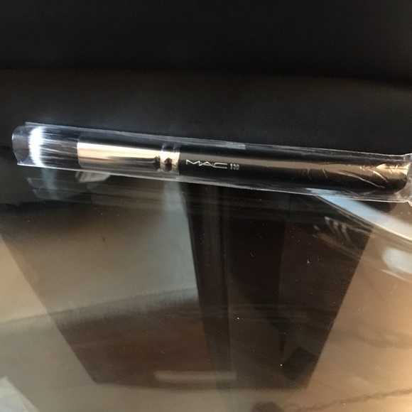 130 Synthetic Short Duo Fibre Brush | MAC Cosmetics 130 MAC short duo fibre brush.