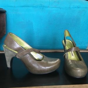 TSUBO size 7 olive green leather pumps.