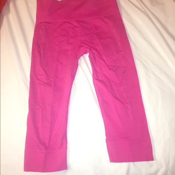 Lululemon pink capri pant  size 6