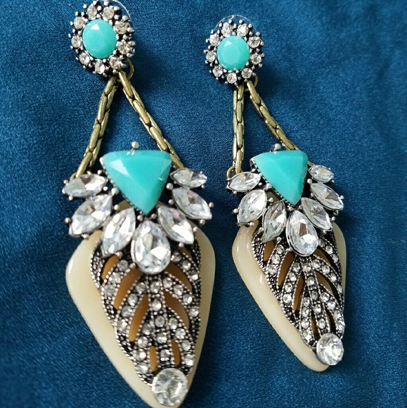 Statement earrings (Palm Royale inspired)