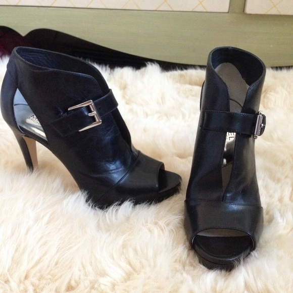 ✨BRAND NWOT✨ MK open front heels - Picture 2 of 4
