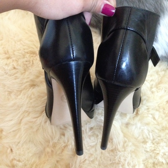 ✨BRAND NWOT✨ MK open front heels - Picture 3 of 4