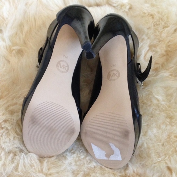 ✨BRAND NWOT✨ MK open front heels - Picture 4 of 4