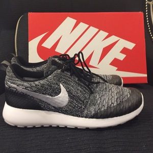 Nike ROSHE✔️ black and gray 😍