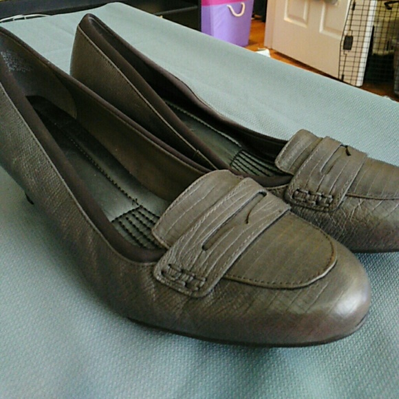 Easy Spirit Sz 8.5 Gray Embossed Leather Pump