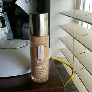 Clinique Beyond Perfecting Fountation+Concealer