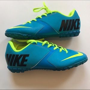 Soccer shoes