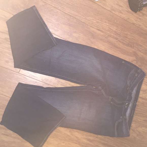 Jessica Simpson rockin curvy boot