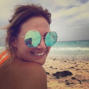 Quay Australia kiss and tell Sunnies