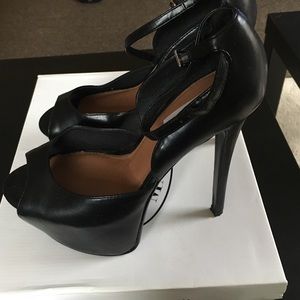 Steve Madden peep toe pumps
