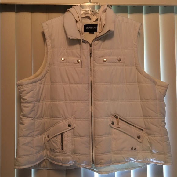 Avenue white puffer vest