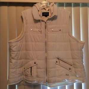 Avenue white puffer vest