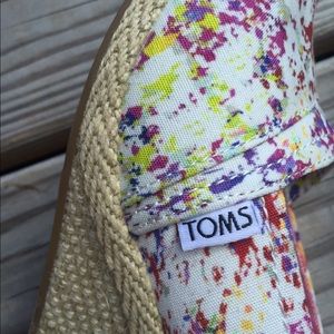 TOMs multicolor spatter wedges